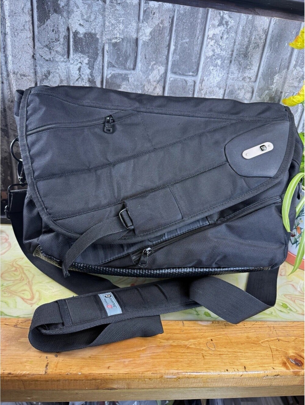 ful powerbag Black Padded Nylon Shoulder/Messenger Bag for 16 in Laptop